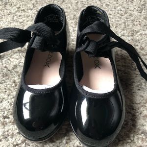 Brand new! Capezio Unisex-Child Jr. Tyette Tap Shoe Dance. Size 8 Toddler.